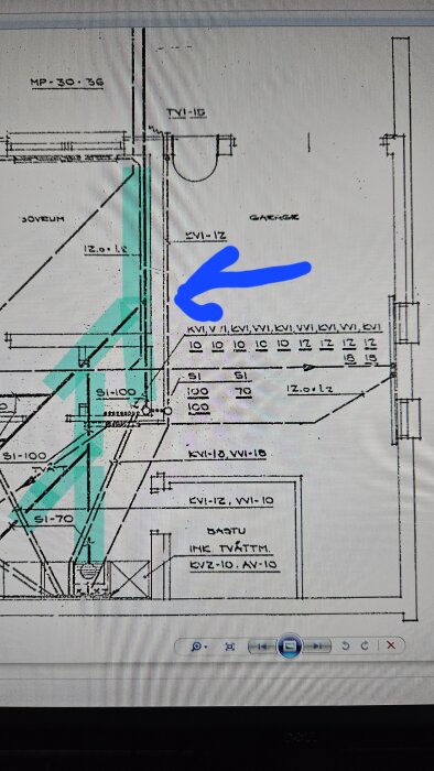 Teknisk ritning med mått, linjer och symboler, visad på en datorskärm, markerad med blå penna.