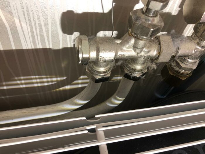 Metallventiler och röranslutningar, damm, radiator, skuggor, inomhus, belysning, installation för värme eller vatten.