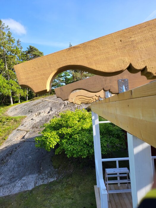 Träkonstruktion, naturelement, del av byggnad, grönska, solljus, uteplats, arkitektoniska detaljer, ingen mänsklig närvaro.