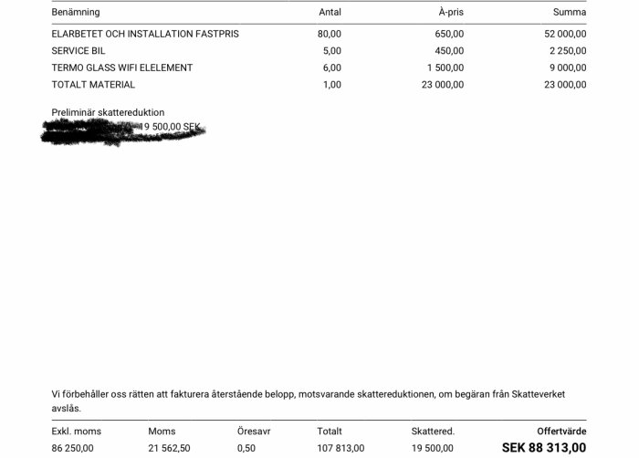 Faktura på svenska, inkluderar arbete och material, moms specificerad, totalt belopp och skattereduktion avdraget.