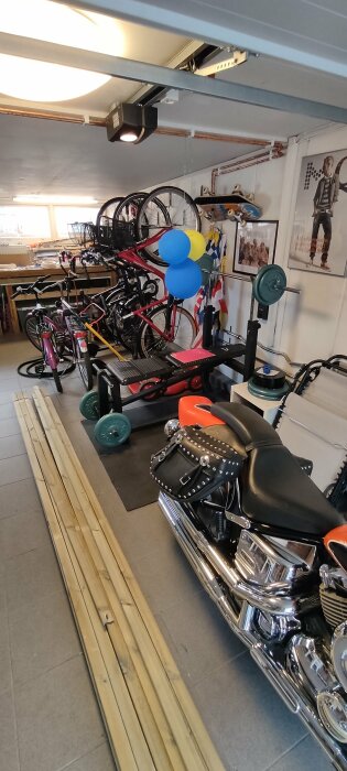 Garage med motorcyklar, cyklar, träningsutrustning, ballonger och diverse föremål.