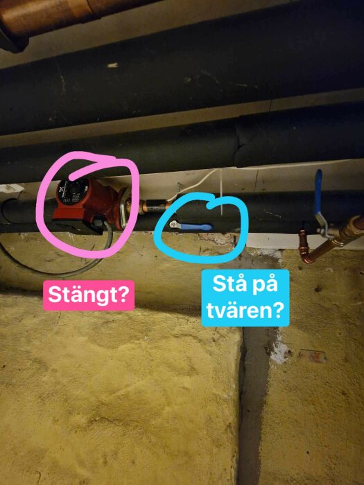 Rörmokeri, cirkulationspump, avstängningsventil, markerade frågor, betonggolv, frågetecken, potentiell felsökning.