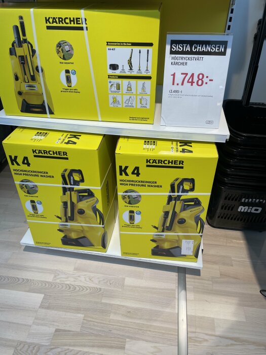 Butiksdisplay med Kärcher högtryckstvättar och skylt som visar nedsatt pris.