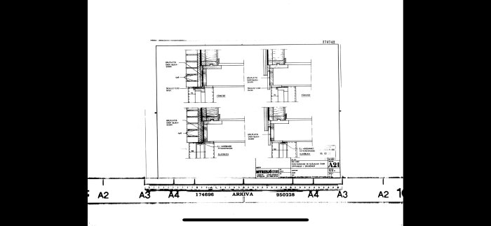 Arkitektonisk ritning, snittvyer, konstruktionsdetaljer, väggar, fönster, skala, dimensioner, tekniska annotationer.