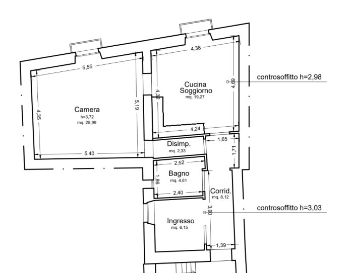 Arkitektonisk planritning av en bostad, innehåller mått och rumsbeteckningar på italienska.