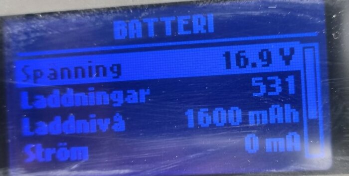 LCD-skärm som visar batteristatus: Spänning 16.9V, laddningar, kapacitet 1600mAh, ingen ström.