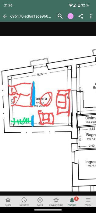 Ritad planlösning för en byggnad, redigerad med färgade markeringar, möjligen för att visa omplanering.