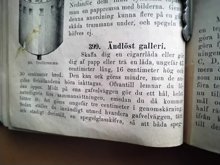 Gamla bokens sida, text om "Trolltrumma", "Ändlöst galleri", illustration och glasögon på högerkanten.