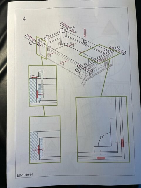 Teknisk ritning, konstruktionsskiss, flera vyer, dimensioner, delar utmärkta, mönsteridentifikation, papper på ytterkant.