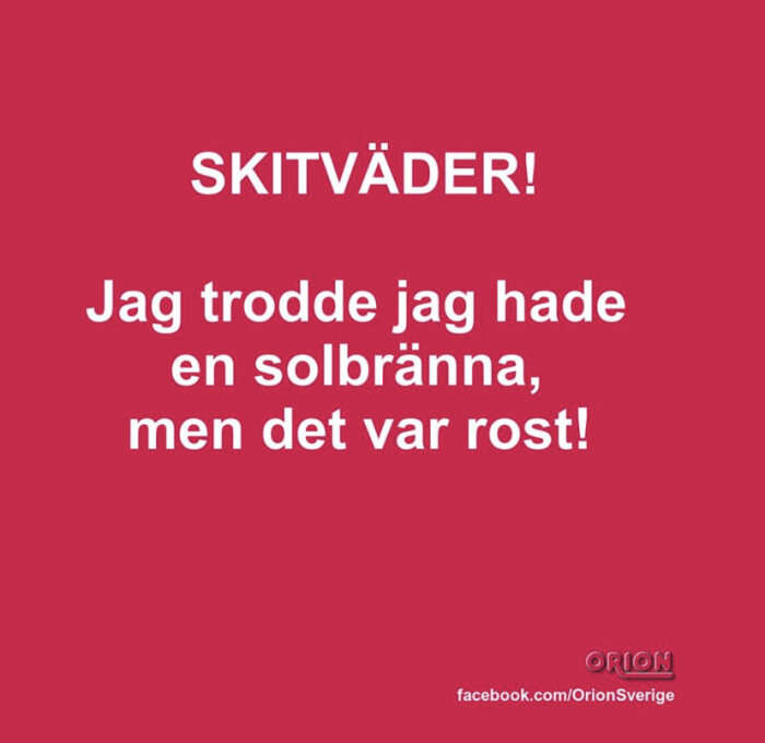 Röd bakgrund, vit text, humoristiskt budskap om dåligt väder och missuppfattad solbränna som visar sig vara rost.