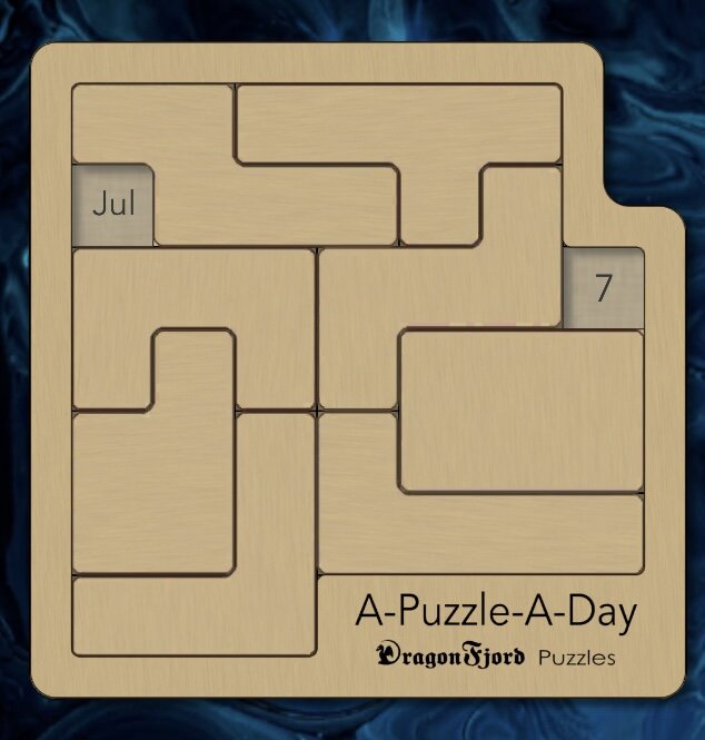 Träpusselspel "A-Puzzle-A-Day", dag sju, december (Jul), på abstrakt bakgrund.