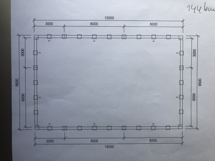 Arkitektonisk planritning, mått i millimeter, ramstruktur med märkning, möjlig grundplan/layout för konstruktion.