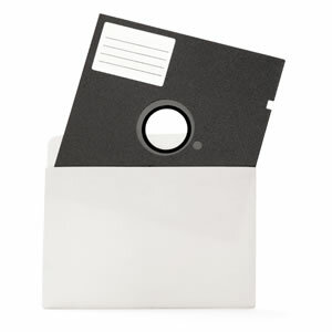 Svartvit 3,5-tums diskett med etikett, delvis i fodral. Föråldrat datalagringsmedium.