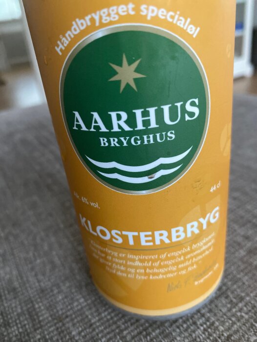 Etikett på ölflaska, "Aarhus Bryghus", dansk, handbryggt speciale, "Klosterbryg", 6% volym alkohol, 44 cl.