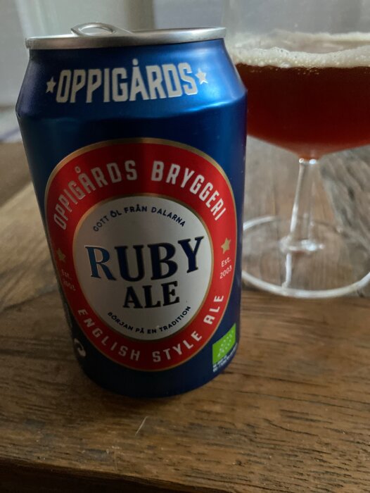 Ölburk, Oppigårds bryggeri, Ruby Ale, engelsk stil, glas med dryck, träbord.