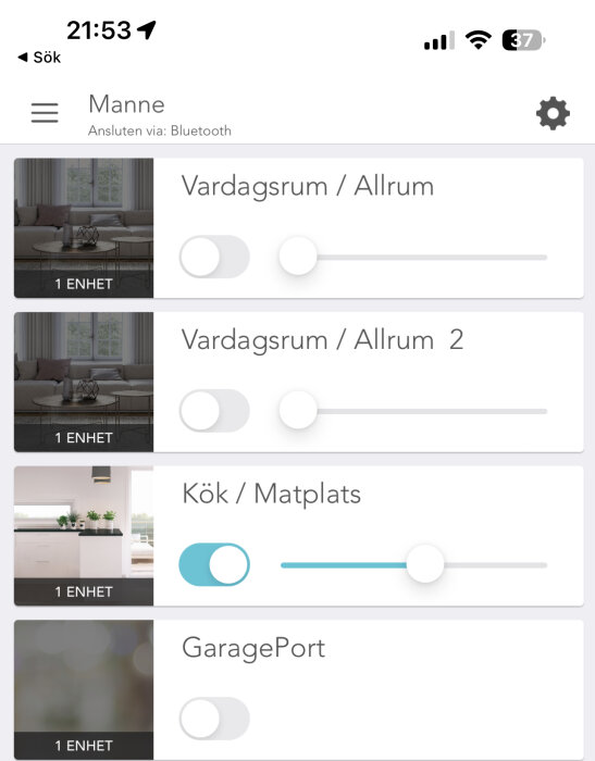 Skärmdump av en app för hemautomation visar kontroller för olika rum och enheter.