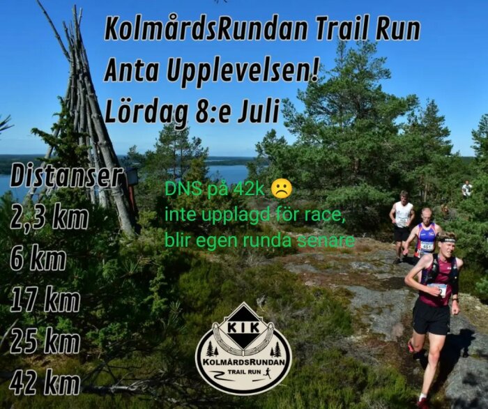 Reklam för terränglopp, löpare i naturen, KolmårdsRundan Trail Run, olika distanser, information om avstånd och datum.