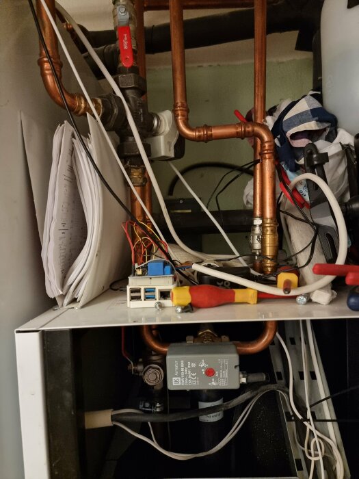 Rörledningar, kopplingar och ventiler vid en pannanordning, oordnad el och föremål, inomhus teknisk miljö.