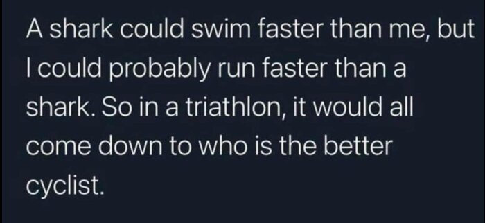 Humoristisk text jämför simning, löpning och cykling mellan person och haj i triathlon.