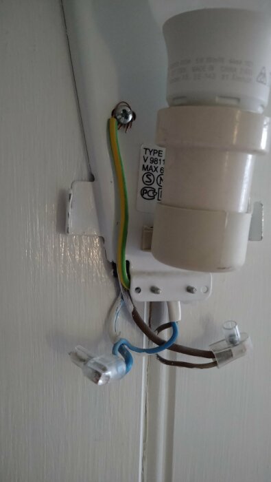 Otäckt uttag med blottade ledningar och demonterad strömbrytare, risk för elektrisk chock.