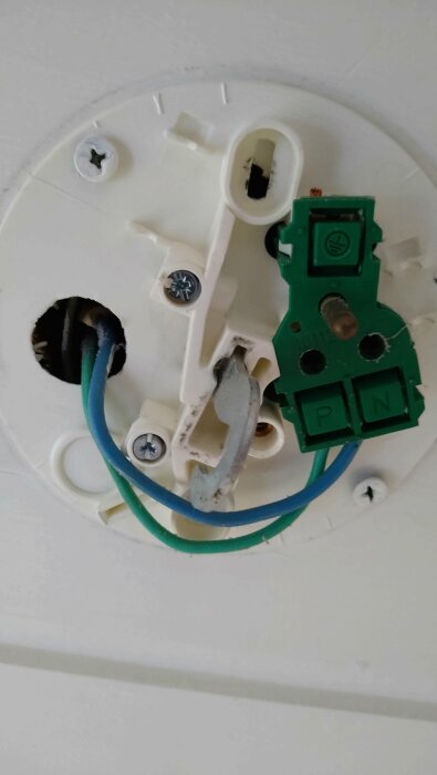 Öppen elektrisk installation med synliga ledningar och kontakter, demontering eller underhåll pågår.