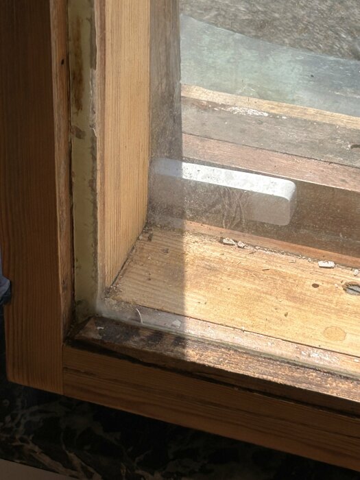 Tröskel till glasdörr, smutsig, dammig, slitet trä, reflektion, inomhus och utomhus övergång, ljusinsläpp.