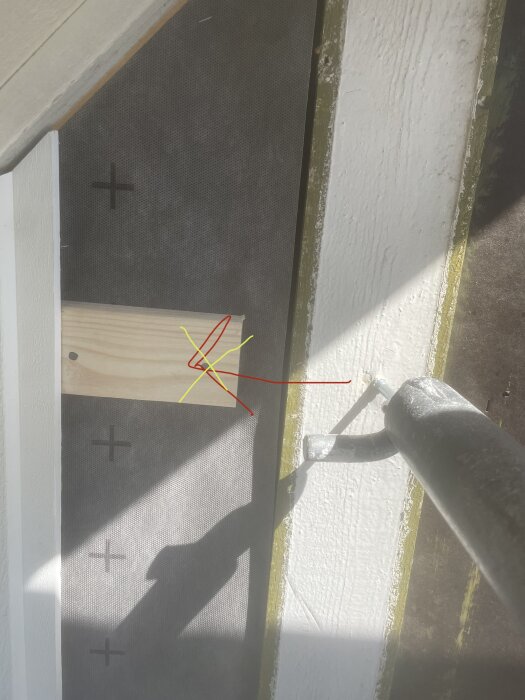 Solsken genom fönster, skugga av handtag, träpanel och markerade ställen, nästan som ett korsord.