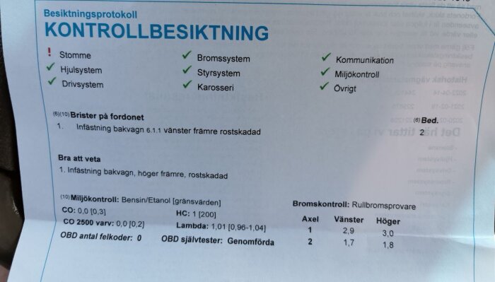 Bilbesiktningsprotokoll med checkade punkter och anteckningar om rostskador och miljökontrollresultat.