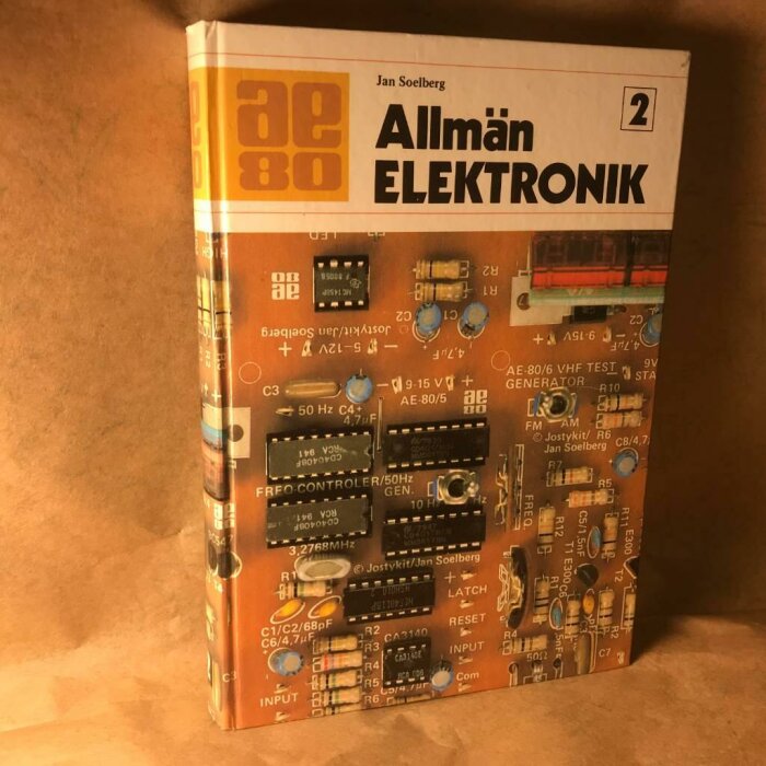 Bild på en bok "Allmän Elektronik" av Jan Soelberg med kretskort på omslaget.