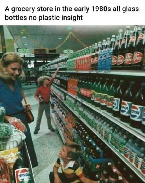 1980-tal, livsmedelsbutik, glasflaskor, läsk, inget plast, människor, retro.