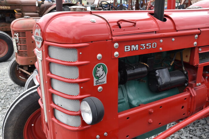 Röd Volvo BM 350 Boxer traktor närbild, vintage, klassiskt fordon, detaljer, "Boxer"-logotyp, lantbruk, fordonssamling.