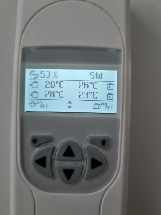 En fjärrkontroll med LCD-skärm visar temperaturinställningar och luftfuktighet på 53%.