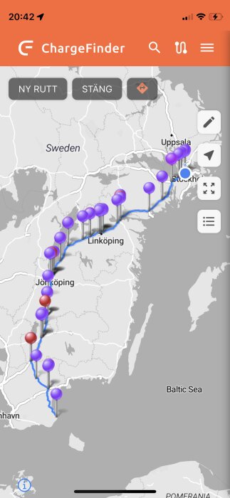 Karta i appen ChargeFinder visar laddstationer för elbilar längs rutt i Sverige.