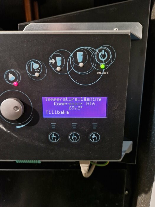 Kontrollpanel för enhet, temperaturinställning, knappar, på/av-indikator, lila display, text på svenska, modern teknologi.