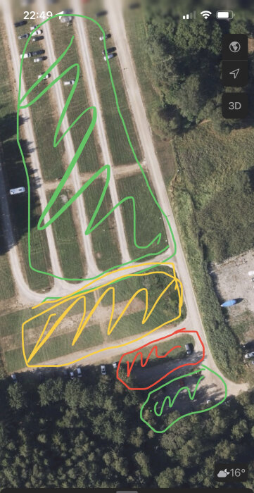 Flygfoto av väg med markerade områden; grönt, gult, rött. Möjligtvis analytiskt eller planeringsverktyg.