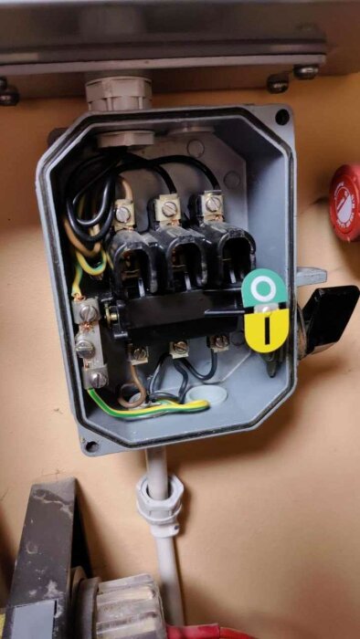 Elektrisk kopplingsdosa, kabelskor, avslutade ledningar, industrikontaktdon, installationsutrustning, skyddsjordning, öppen låda.