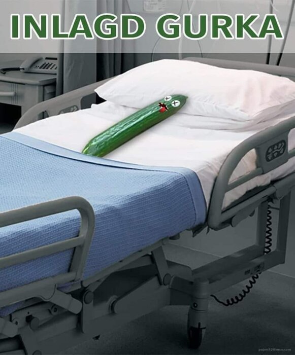 Gurka med ögon och mun på sjukhussäng, humoristisk bild, "INLAGD GURKA" skämt, sjukhusrum.
