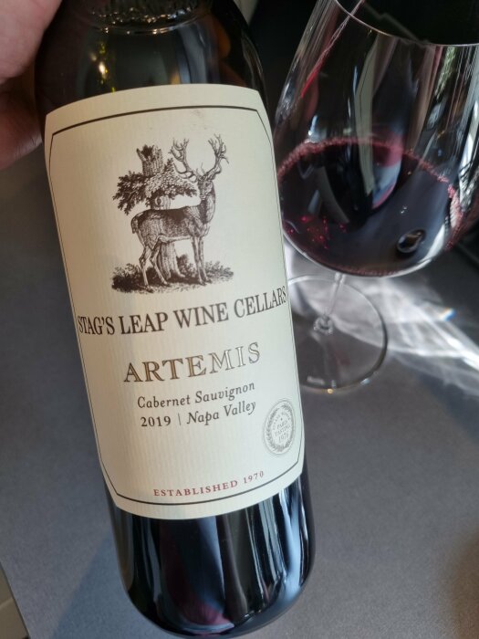 Vinflaska, Stag's Leap Wine Cellars, ARTEMIS, Cabernet Sauvignon, 2019, Napa Valley, glas med rödvin, etablerad 1970.