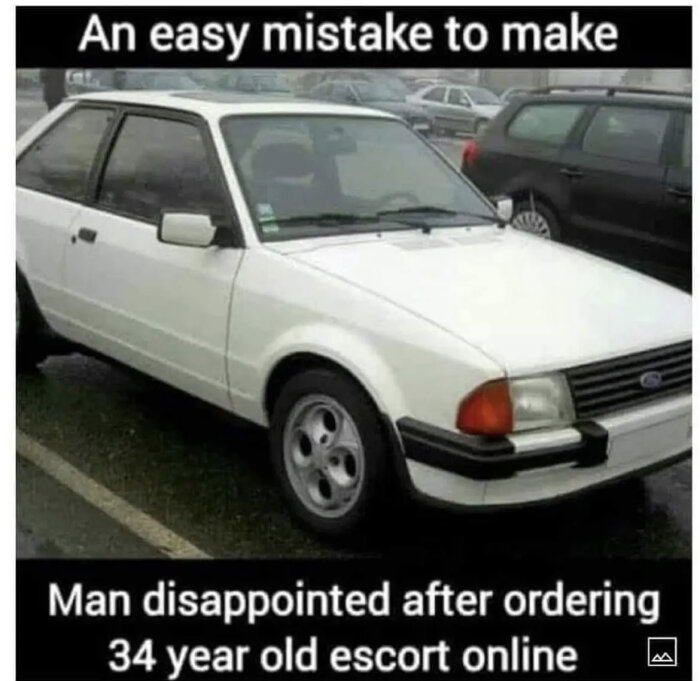Vit Ford Escort bil, skämttext om missförstånd med "escort" online, parkeringsplats i bakgrunden.