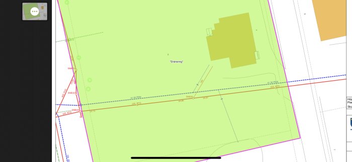 Teknisk ritning eller karta med mått, byggnad, markgränser och dränering markerade. Används för planering eller byggnadsarbete.