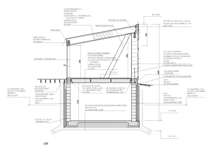 Teknisk ritning av byggnadskonstruktion med mått och materialspecifikationer, troligen för en vägg eller ett tak.