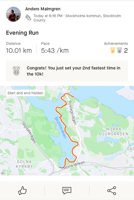 Löpaktivitet spårad på karta, 10 km distans, tempo, person gratuleras för sin tid.