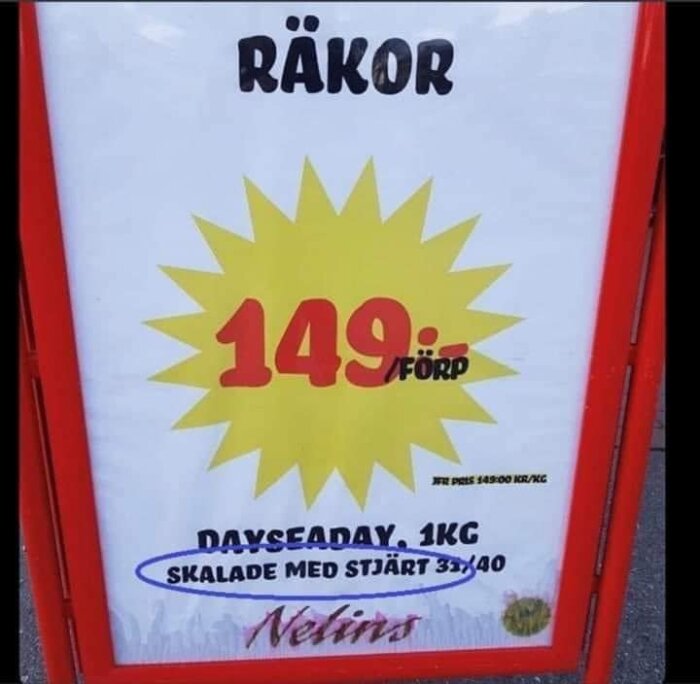 Reklamskylt för räkor till specialpris, 149 kronor, felstavat, humoristiskt, gatuställ.