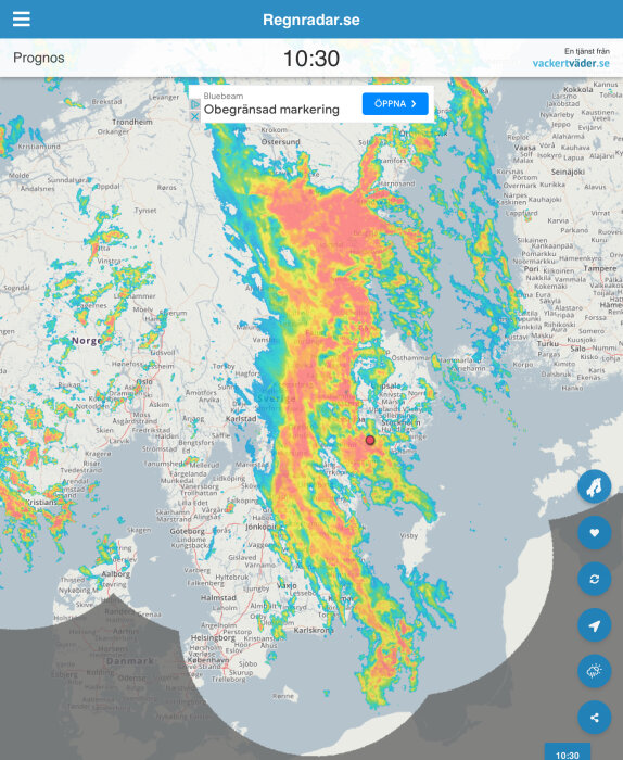 Regnkarta över Sverige visar kraftigt regn eller nederbörd centralt och söderut; tidsangivelse och webbplatsnamn syns.