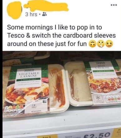 Matförpackningar på hylla, lasagne, felaktiga pappersomslag, skämt, pris, Tesco-varumärke, butiksstreck.