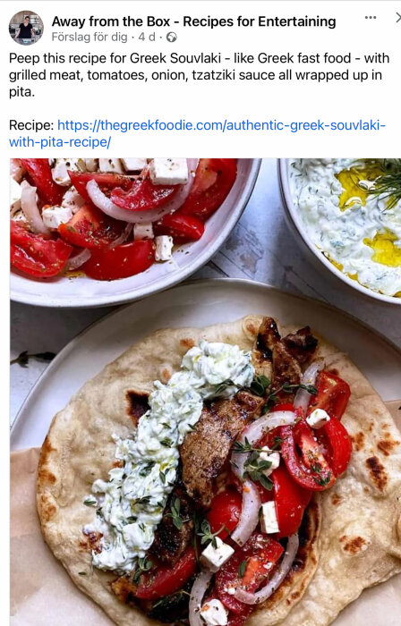 Grekisk souvlaki på pita med grillat kött, tzatziki, tomater, lök, fetaost och olivolja. Receptlänk bifogad.