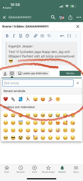 Skärmdump av en smartphone med en öppen diskussionstråd och emoji-tangentbordet framme på skärmen.