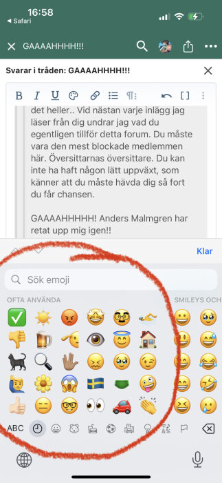 Skärmdump av mobil, forum-inlägg, svenskt text, emoji-panel, markerad text, frustrerad användare.