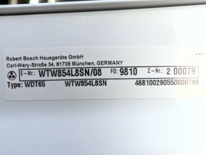Typskylt för hushållsapparat med modellnummer, serienummer och tillverkarinformation från Bosch.