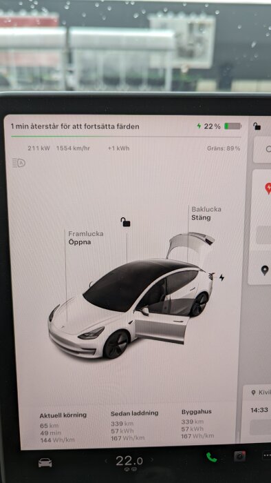 Elbilens laddskärm visar batteriprocent, laddningseffekt och fordonets öppna luckor.